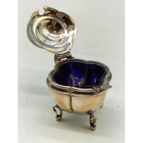 12 - Silver Sheffield Hallmarked Walker & Hall Mustard Pot With Liner. Weight of Silver 91g