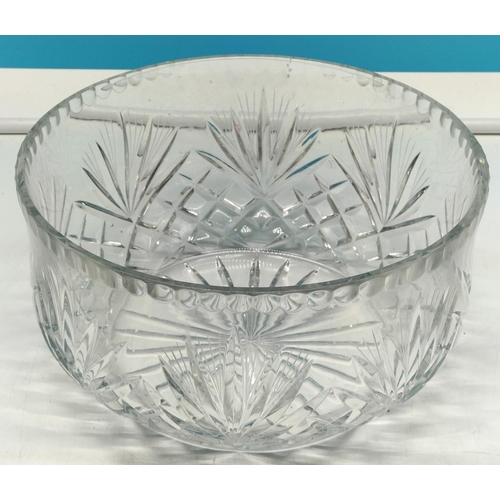 423 - Large Crystal cut glass bowl, 26x14cm.