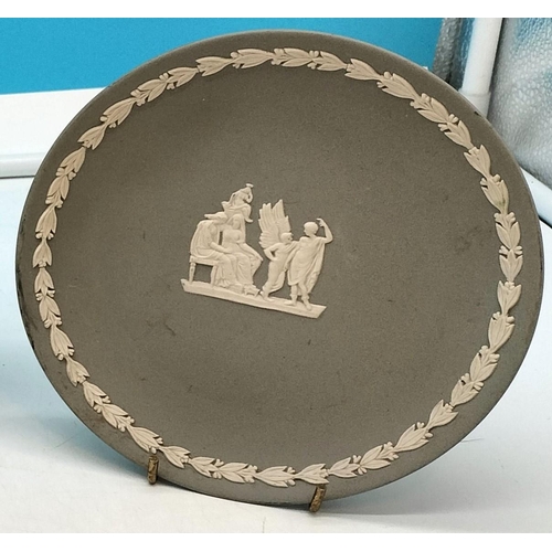 270 - Wedgwood Jasperware Grey plates, Plus White and Blue oval plaque. Largest Being 25x19cm