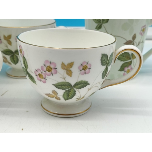 302 - Wedgwood 'Wild Strawberry' Cups (6) plus Mugs (2).