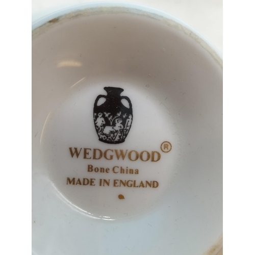 302 - Wedgwood 'Wild Strawberry' Cups (6) plus Mugs (2).