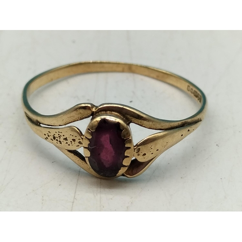 150A - 9ct Gold (Birmingham) Oval Garnet Solitaire Ring. Size P. 1.1 Grams.
