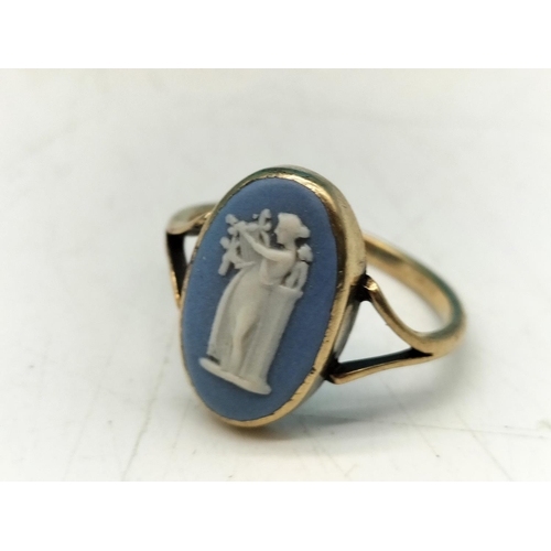 50A - Boxed 9ct Gold Heavy Wedgwood Jasper Ring. Size O. 2.4 Grams.