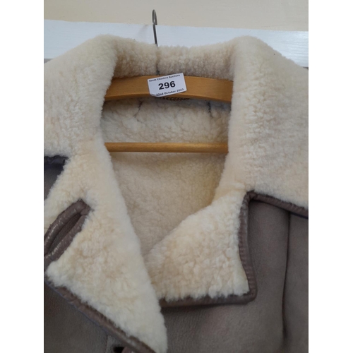 521 - Gent's Sheepskin Coat in Excellent Condition. Size Small/Medium. Armpit to Armpit 50cm.