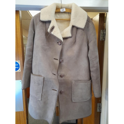 521 - Gent's Sheepskin Coat in Excellent Condition. Size Small/Medium. Armpit to Armpit 50cm.