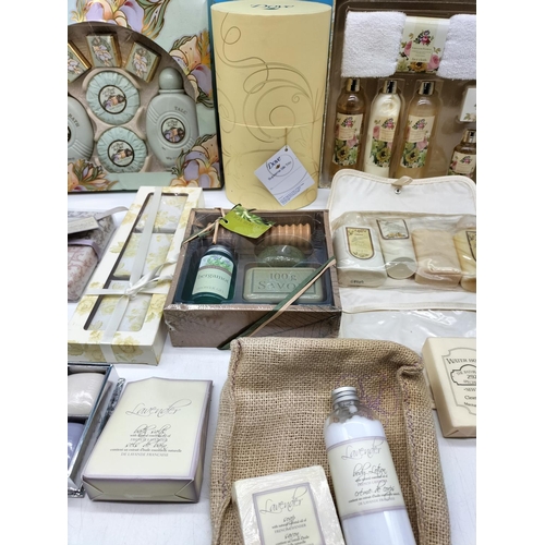 308 - Collection of Mixed Vintage Soaps & Gift Sets