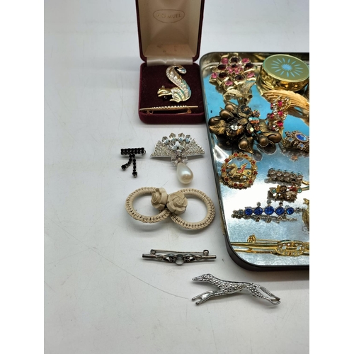 421 - Collection of Brooches, Pill Pots, Pins, etc.