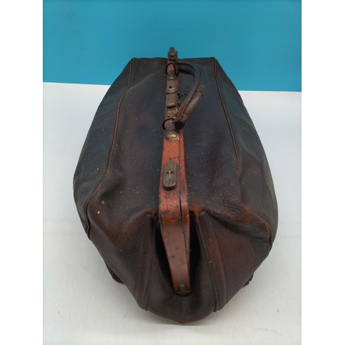 431 - Gladstone Doctor's Bag. 17cm high, 45cm x 25cm.