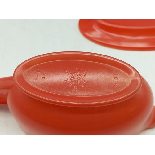 426 - 20 Piece Red Pyrex Set to include 25cm Dinner Plates (6), 23cm Side Plates (6), 19cm Side Plates (6)... 