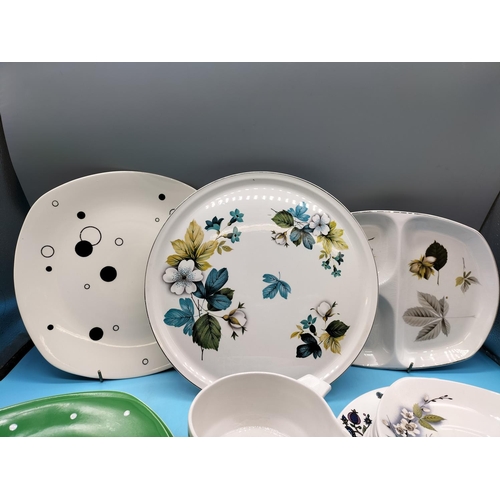 495 - Mixed Collection of Midwinter Stylecraft Ceramics (19) to include Jessie Tait 'Pierrot' and 'Zambesi... 