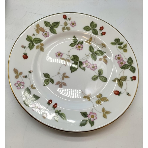 170 - Wedgwood 'Wild Strawberry' 20.5cm Plates (6).