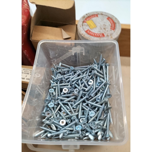 500 - Box of Assorted Size Screws and Wallplugs.