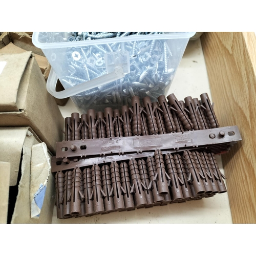 500 - Box of Assorted Size Screws and Wallplugs.