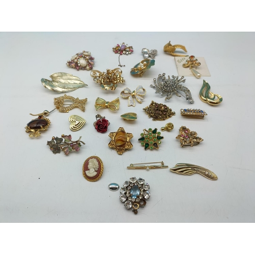 569 - Quantity of Old Brooches. Some A/F.