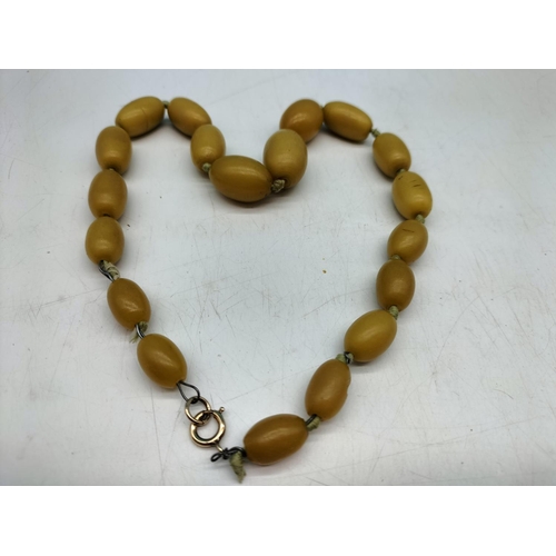 708 - Vintage Bakelite Necklace with 9ct Clasp.