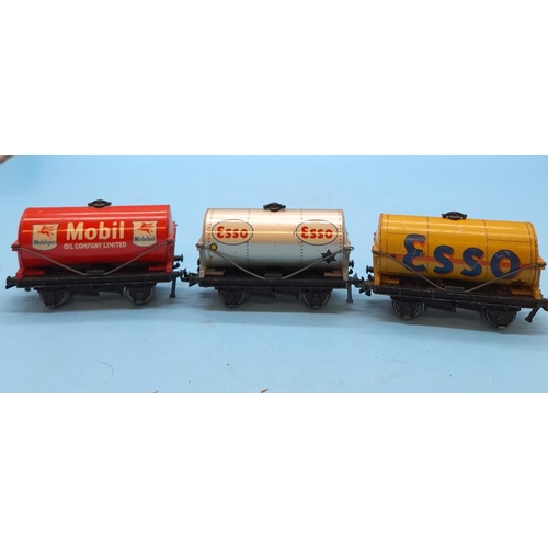 187 - Hornby Dublo 848012 Wagons (3) - Esso Tank (2) plus Mobil Tanks.