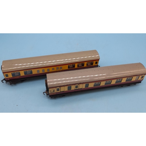 191 - Hornby Dublo M26133 Corridor Coach plus W9562 Restaurant Car.