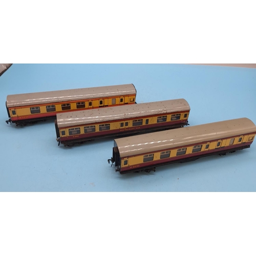 193 - Hornby Dublo M26133 Corridor Coaches (2) plus W9562 Restaurant Car.