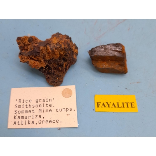 122 - (752) - Collection of 5 Minerals to include Ilmenite, Chabazite & Calcite, Fayalite and Smithsonite.