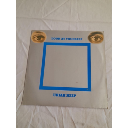 33 - Uriah Heep LPs (4) to include ILPS 9142 'Very 'Eavy .... Very 'Umble' A1 B1, CHALP 107 'Look at Your... 