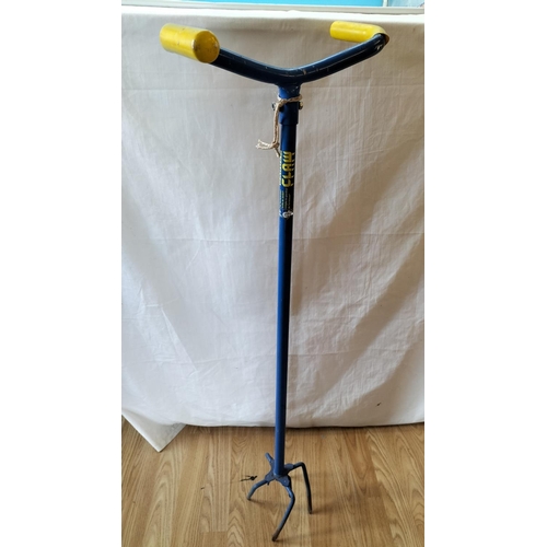 488 - Vintage Metal Garden Claw. 100cm high. Collection Only. Sold in Aid of Ukraine.