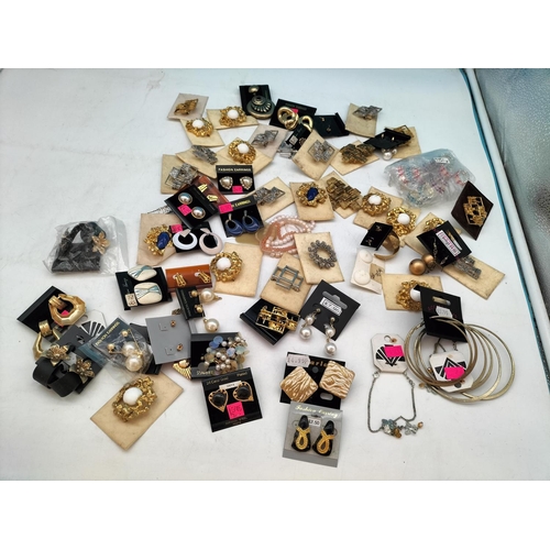 539 - Collection of Retro/Vintage Costume Jewellery.