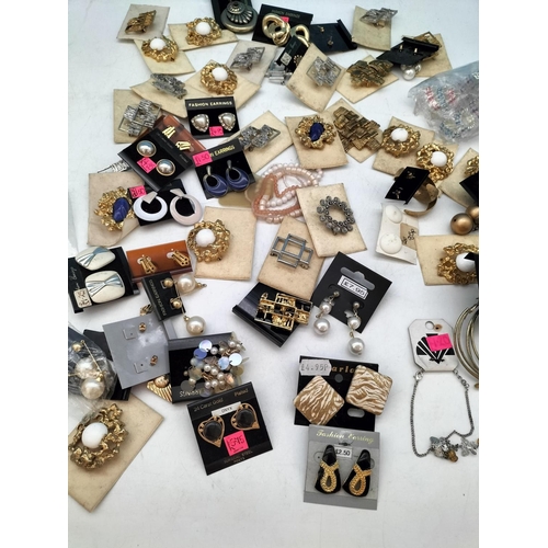 539 - Collection of Retro/Vintage Costume Jewellery.