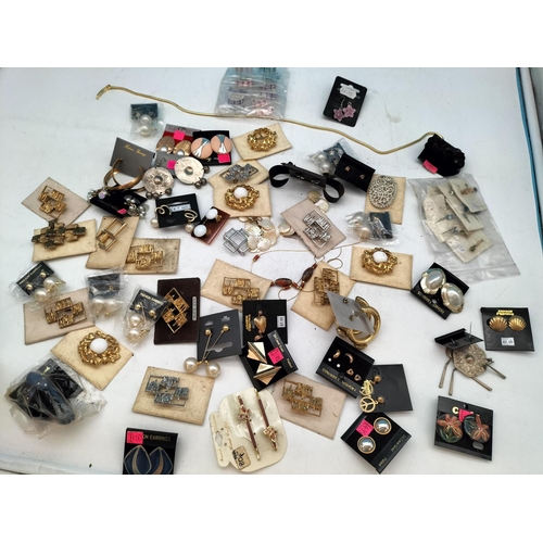 540 - Collection of Retro/Vintage Costume Jewellery.