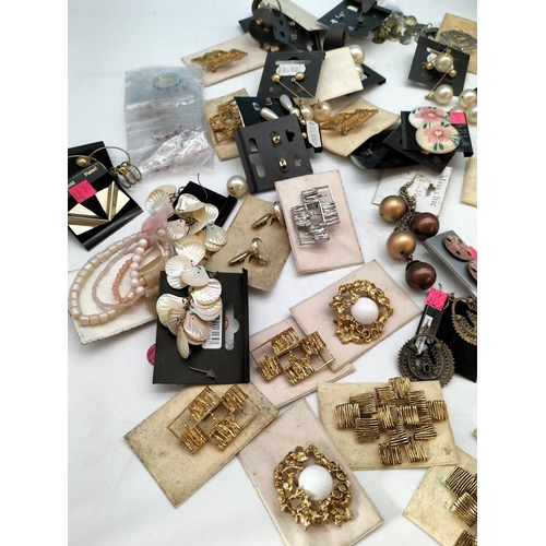 541 - Collection of Retro/Vintage Costume Jewellery.