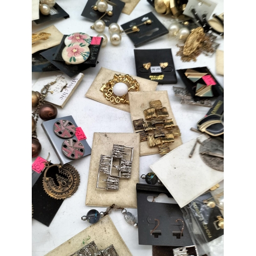 541 - Collection of Retro/Vintage Costume Jewellery.