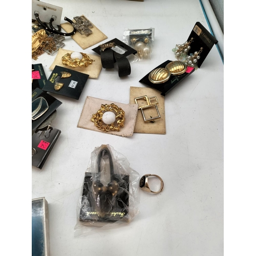 541 - Collection of Retro/Vintage Costume Jewellery.