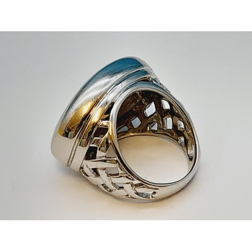 125 - 925 Silver Modern Ring. 13 Grams. Size N.