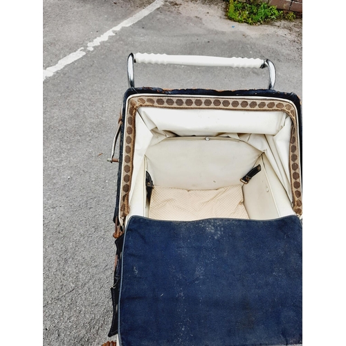 480 - Vintage 1940's Silver Cross Double/Twin Coach Built Doll's Pram for Restoration. 80cm x 72cm x 45cm.... 