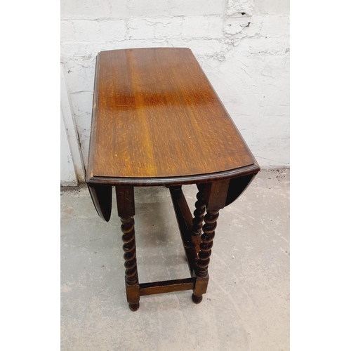 538 - Vintage Oak Gate Leg Barley Twist Oval Drop Leaf Table. Open Measures 118cm x 90cm x 72cm. Collectio... 