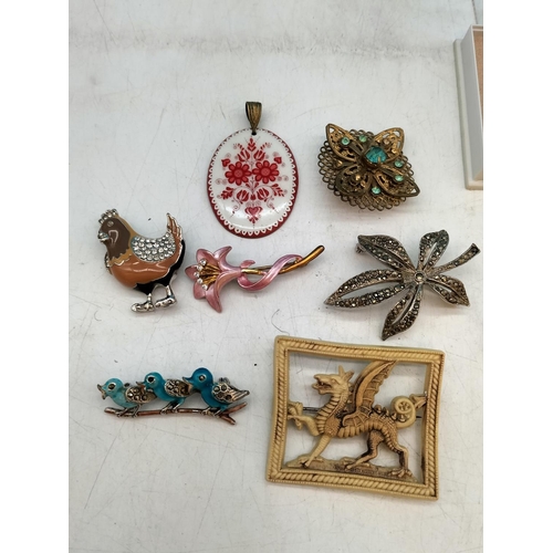 546 - Collection of Vintage Brooches/Pins.