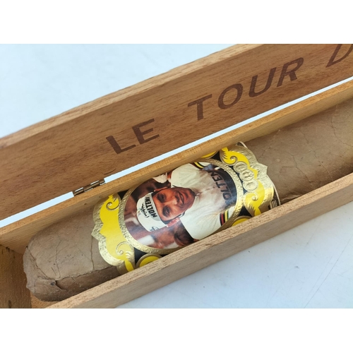 608 - 2 x Boxed Extra Large Cigars - Le Tour Du Monde and Vieil Anvers - Oud Antwerpen. Longest 36cm.