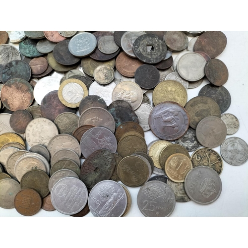 194 - Quantity of Mixed World Coins.