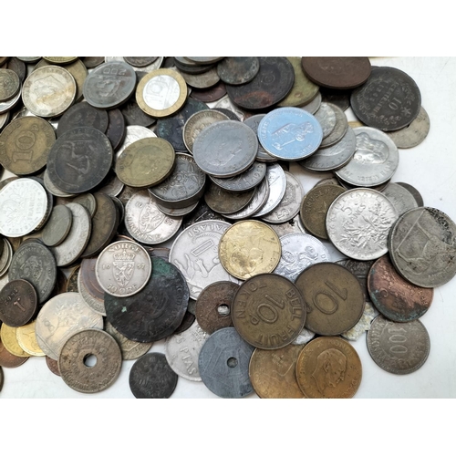 194 - Quantity of Mixed World Coins.