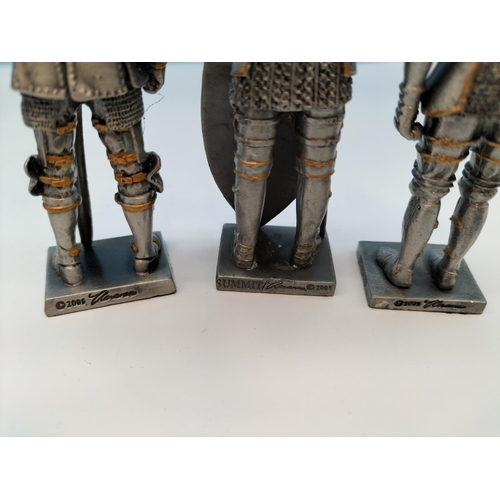 513 - Veronese Resin Ruined Castle Stand (38cm x 20cm x 23cm) plus Veronese Metal Medieval Soldiers (11).