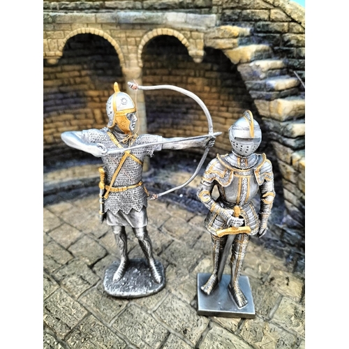 513 - Veronese Resin Ruined Castle Stand (38cm x 20cm x 23cm) plus Veronese Metal Medieval Soldiers (11).