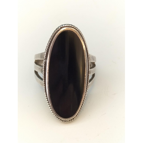 175 - 925Silver and Onyx Stone Ring. Size P.