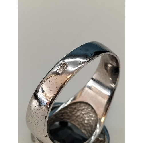 186 - 925 Silver and Blue Stone Ring. Size O.