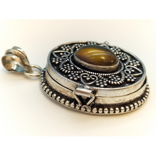 403 - 925 Silver Carnelian Box Locket. 1.5cm High, 4.5cm x 3cm.