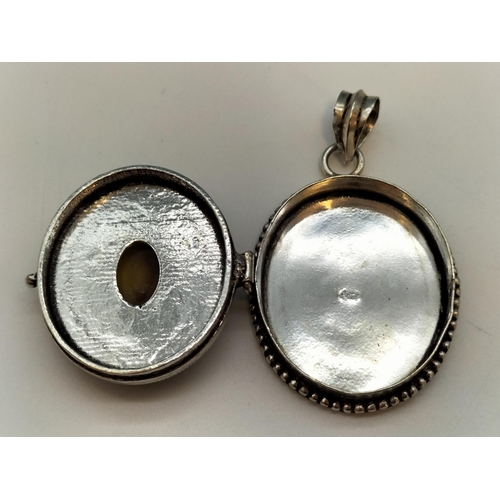 403 - 925 Silver Carnelian Box Locket. 1.5cm High, 4.5cm x 3cm.