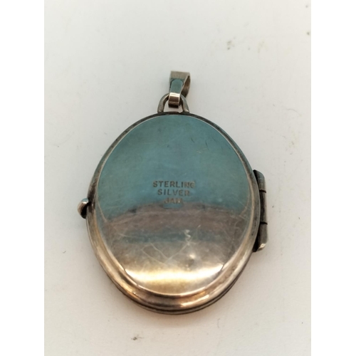 51 - Sterling Silver Locket/Pendant. 2.5cm x 2cm.