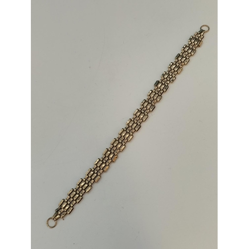 6 - 9ct Gold Gate Bracelet. Requires Clasp. Scrap or Repair. 6 Grams.