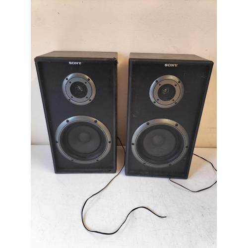 126 - Sanyo Stereo Music Centre Model No G-2601 KL-2. Powers Up and W/O plus 2 x Sony Speakers. Requires S... 