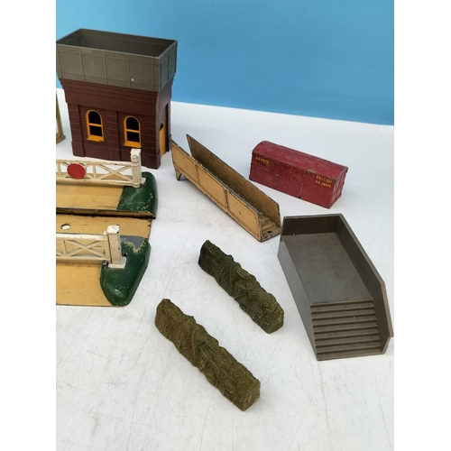 160 - Mixed Collection of Tri-Ang and Hornby-Dublo Train Set Accessories to include Buildings, Bridges, et... 