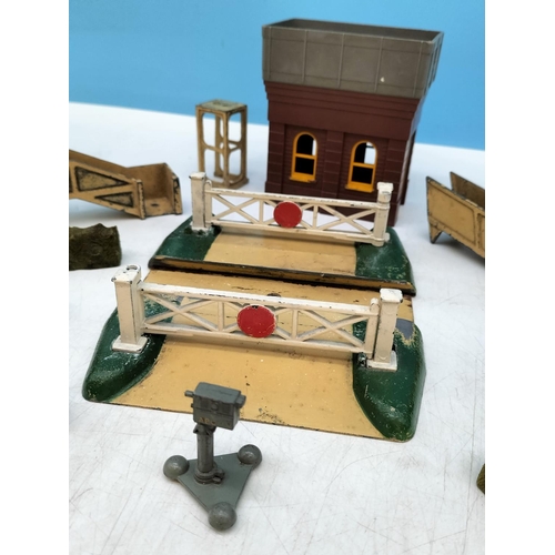 160 - Mixed Collection of Tri-Ang and Hornby-Dublo Train Set Accessories to include Buildings, Bridges, et... 