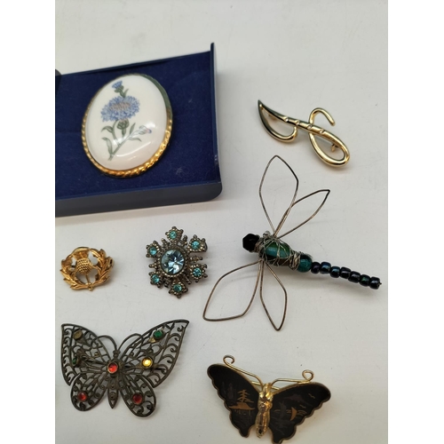 141 - Collection of Brooches (11) to include Aynsley Flower Brooch, etc.